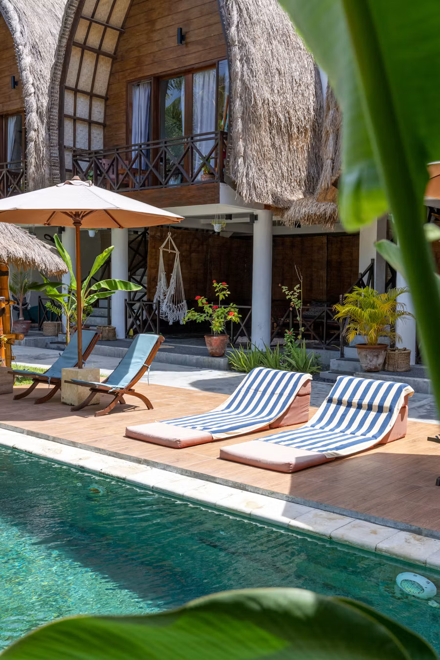 Villa balinaise avec piscine et transats rayés